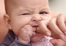 Како да се справите со болката при никнувањето на првите забчиња ?